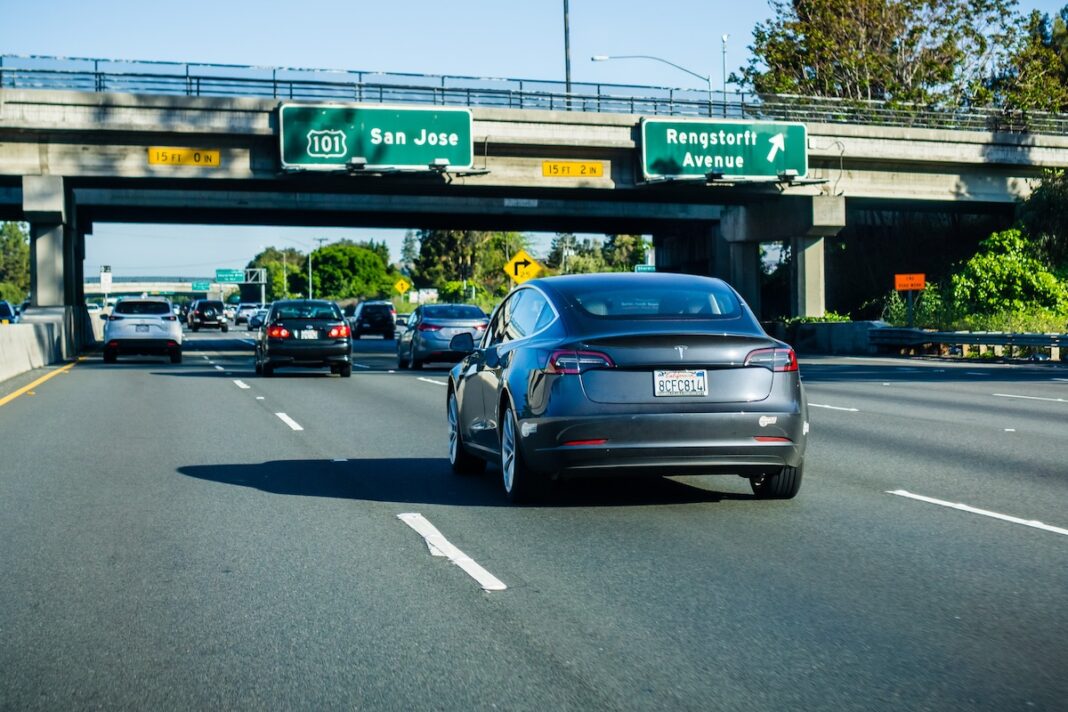 Un automóvil eléctrico circula por la autopista de Mountain View, en el extrarradio de San Francisco, en California. FOTOGRAFÍA: SUNDRY PHOTOGRAPHY