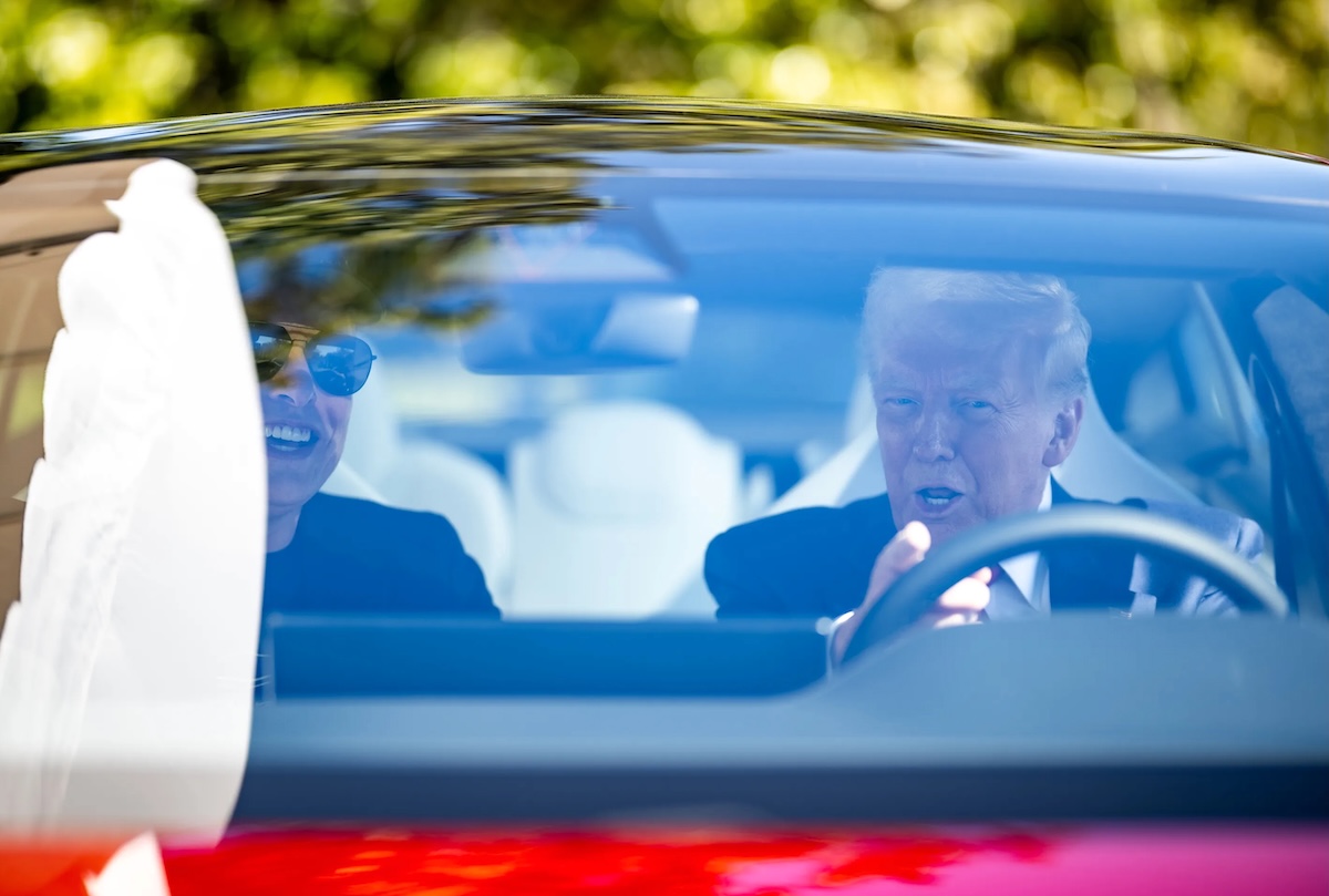 donald Trump y elon musk, en un tesla casa blanca