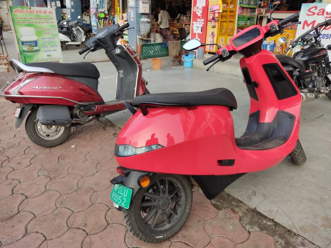 En primer término, un escúter eléctrico de Ola Electric en Bhopal, Madhya Pradesh (India). FOTOGRAFÍA: PAULOSE NK