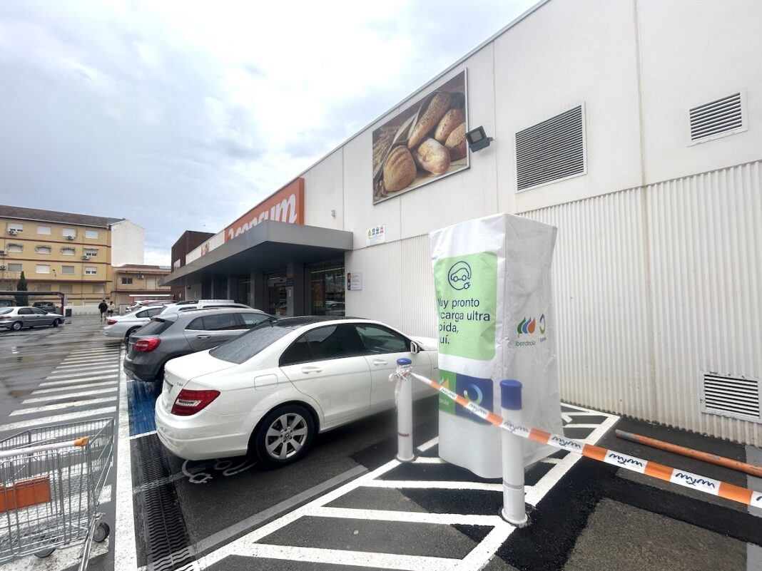 poste de recarga eléctrico en un supermercado en la localidad de Sax, en Alicante. ©FLEET PEOPLE TODOS LOS DERECHOS RESERVADOS 0