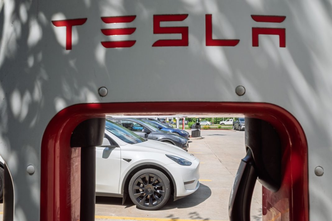 Vista de cerca de una estación Supercharger con varios Tesla cargándose en La Vale (Maryland, EEUU). FOTOGRAFÍA: KARLSSON PHOTO