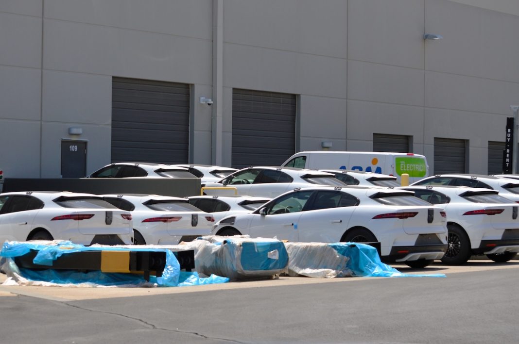 Centro tecnológico de Waymo en Mesa (Arizona), donde gestiona parte de su flota de vehículos. FOTOGRAFÍA: AROUND THE WORLD PHOTOS