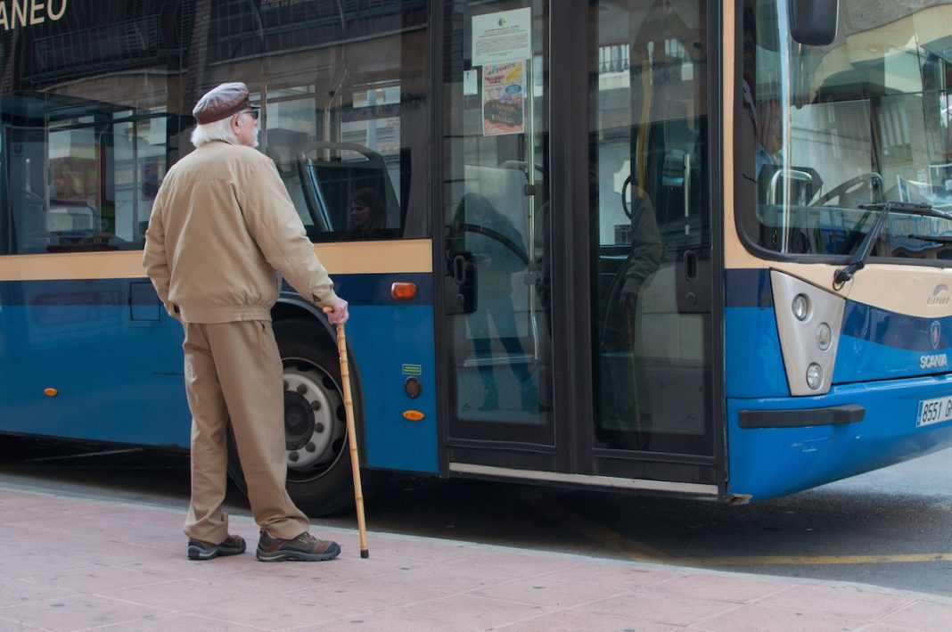 Un señor mayor aguarda la llegada del autobús, en Castellón. FOTOGRAFÍA: AITOR SERRA MARTÍN