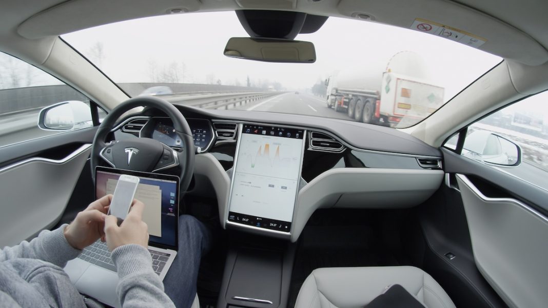 un vehículo autónomo de Tesla Flystock