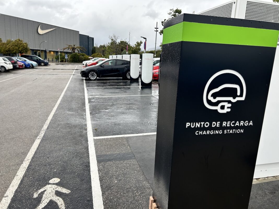 centro comercial palma de mallorca Tesla cargadores, poste carga ©FLEET PEOPLE TODOS LOS DERECHOS RESERVADOS