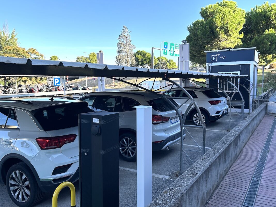 Aena, aeropuerto Adolfo Suárez Madrid barajas, aparcamiento, parking vip, coche eléctrico, cargador