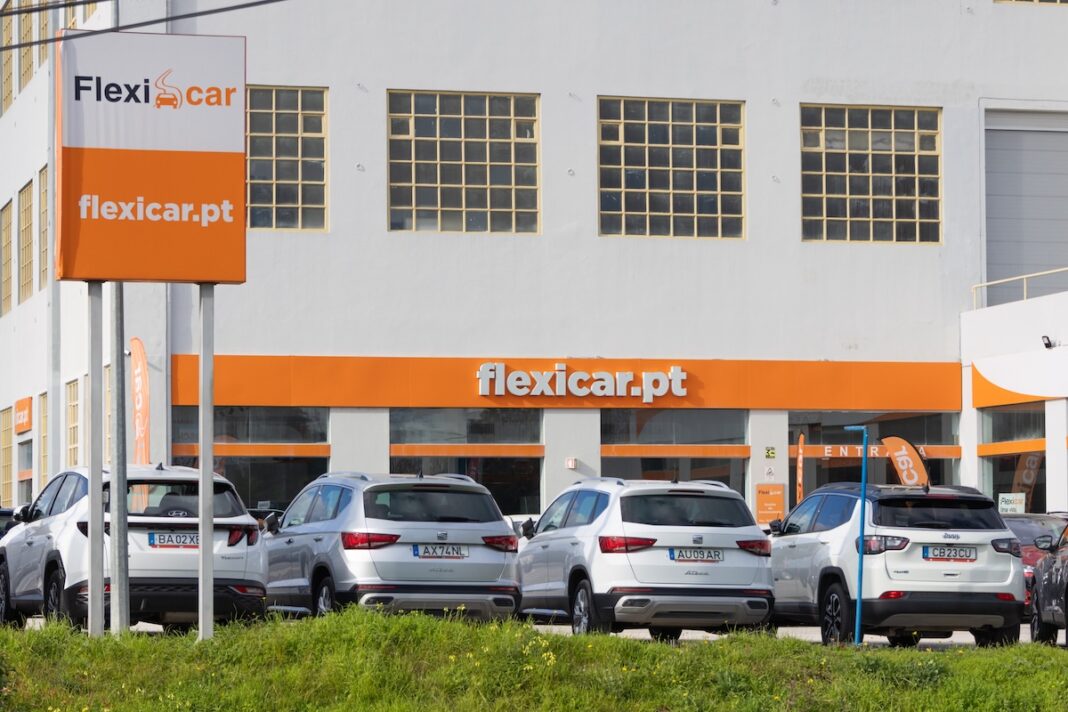 Automóviles usados en una exposición comercial de Flexicar, en Lisboa, el pasado enero. FOTOGRAFÍA ODECAR