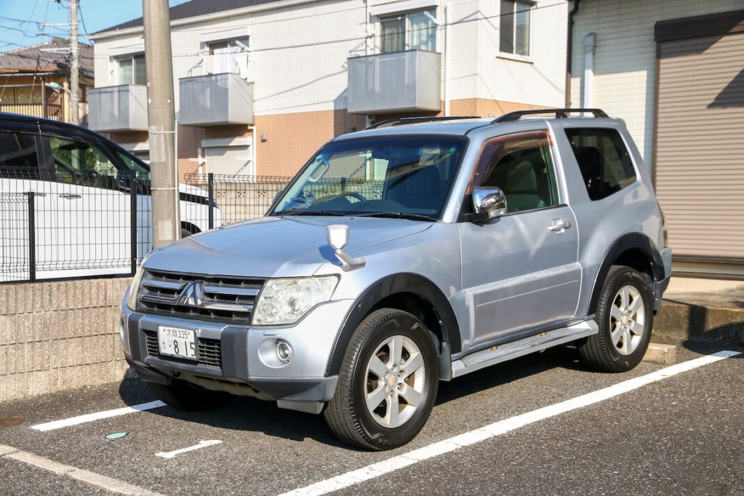 Un Mitsubishi Pajero antiguo, estacionado en el aparcamiento exterior de una casa, en Tokio (Japón), en enero de 2025. FOTOGRAFÍA: ART KOLONALOV.jpg