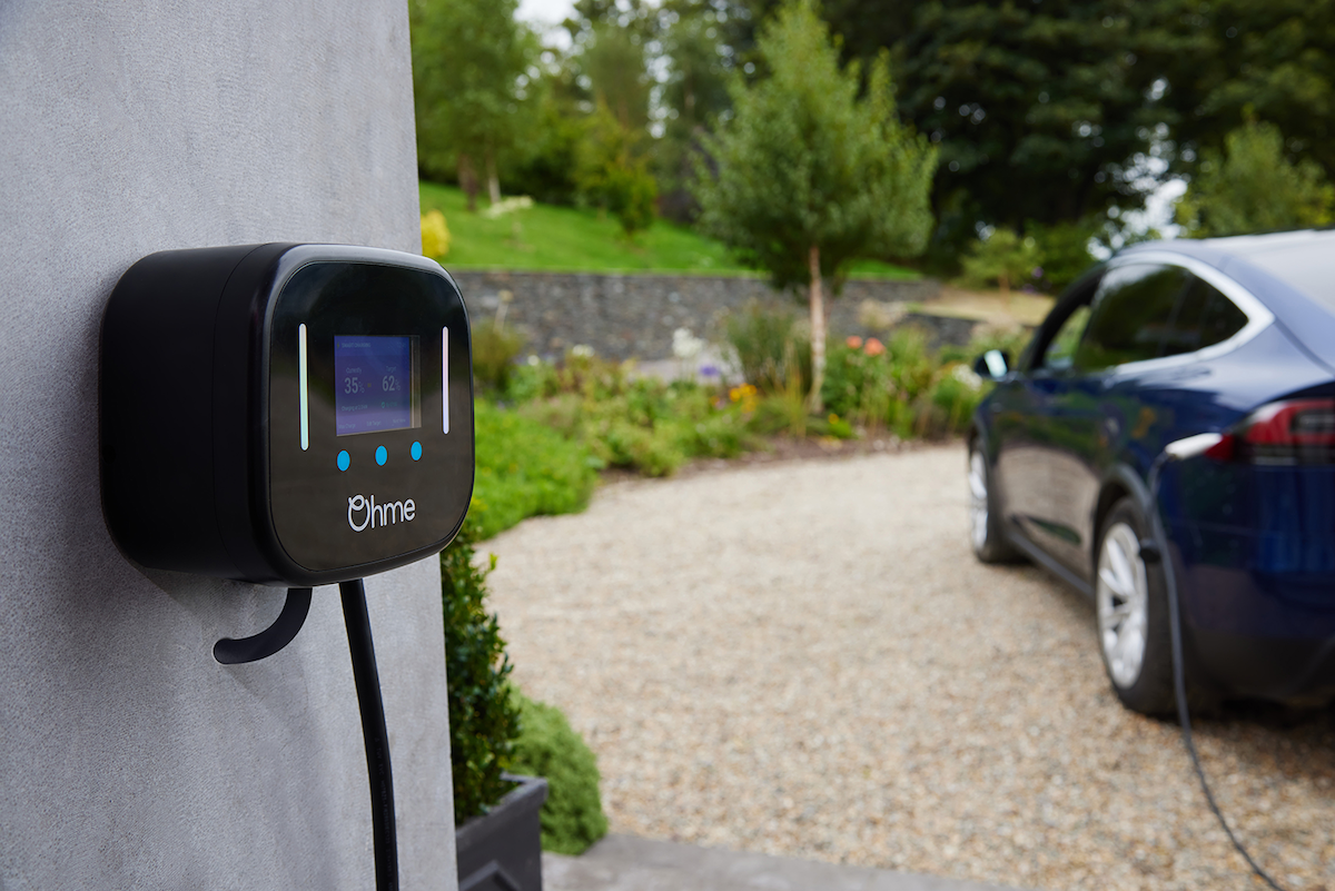 Un poste de recarga para vehículos eléctricos de Ohme. FOTOGRAFÍA: OHME