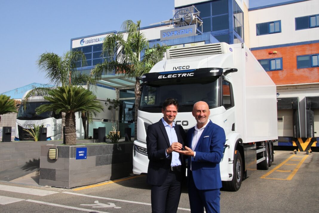 Roberto Anelli, director Business Line Heavy IVECO - Juan Jesús Gerente Disfrimur