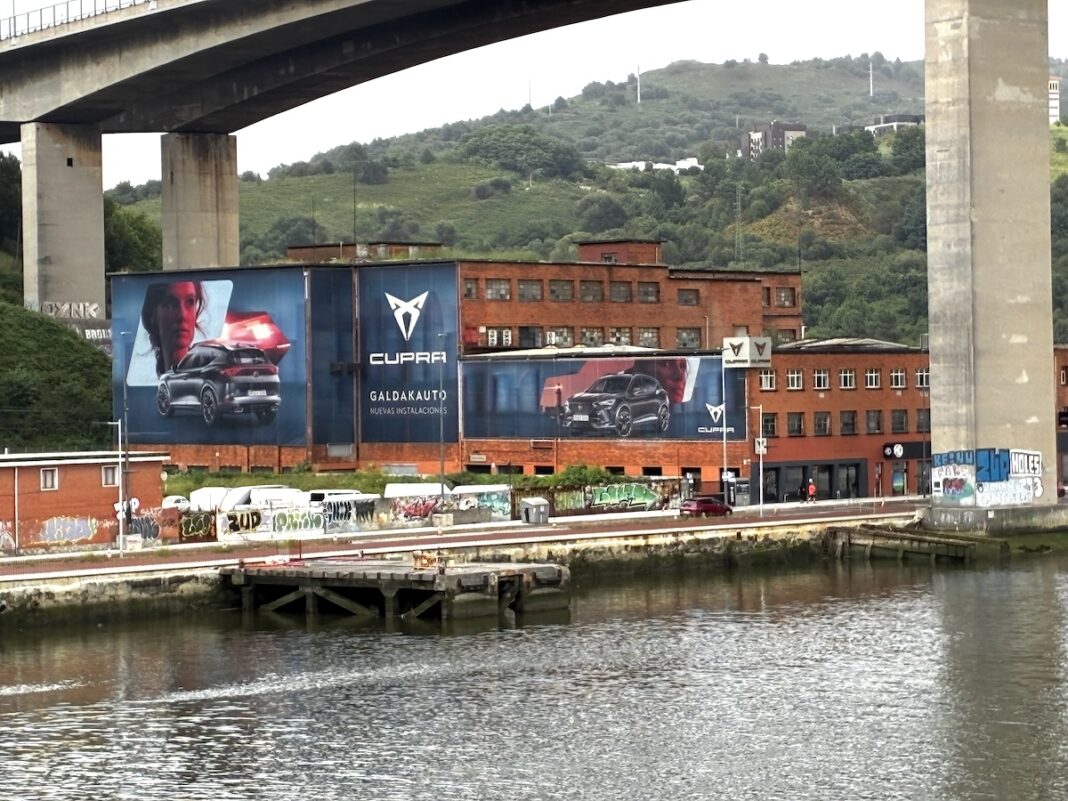Un concesionario de Cupra en la zona industrial de Erandio, frente a Baracaldo, en Vizcaya. FOTOGRAFÍA ©FLEET PEOPLE TODOS LOS DERECHOS RESERVADOS