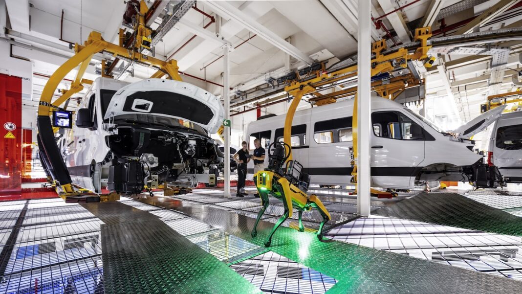 Producción de vehículos comerciales de Mercedes-Benz, en Düsseldorf. FOTOGRAFÍA: MERCEDES