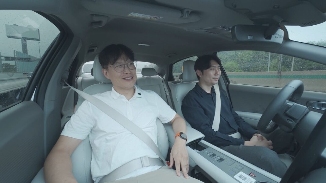 Dos pasajeros de un vehículo autónomo de Hyundai en fase de pruebas. FOTOGRAFÍA: HYUNDAI